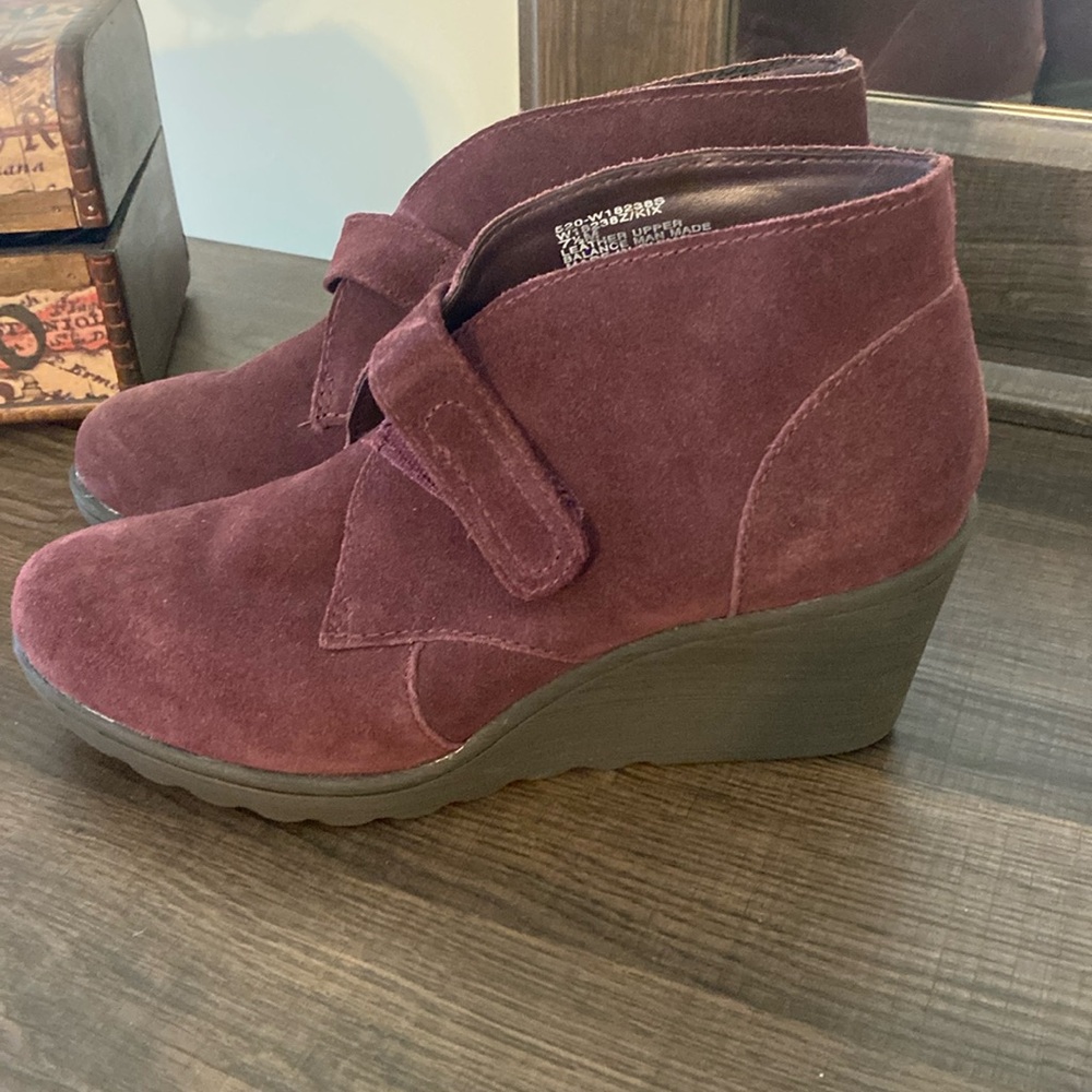 White mountain Maroon booties